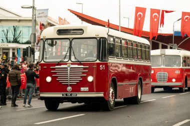 İstanbul, Türkiye - 29 Ekim 2021: Türkiye Cumhuriyeti bayramının kutlamalarında 1951 yılında üretilen BUSSING 5500 TU10 klasik yolcu otobüsünün yan görünümü.