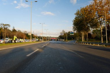İstanbul, Türkiye 29 Ekim 2021: Kentte boş yol ve viyadük. Vatan Bulvarı Fatih İstanbul Türkiye 'de editör çekimi.