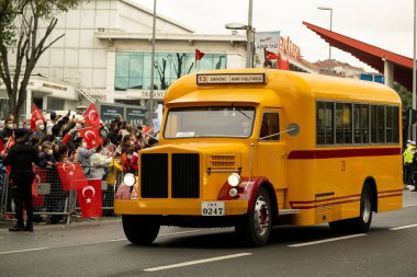 İstanbul, Türkiye - 29 Ekim 2021: Türkiye Cumhuriyeti bayramında üretilen SCANIA-VABIS klasik yolcu otobüsünün yan görünümü.