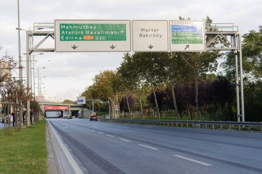 İstanbul, Türkiye - 29 Ekim 2021: İstanbul 'da yol ve yol tabelası boş. İstanbul Türkiye 'de editör fotoğrafı.