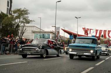 İstanbul, Türkiye - 29 Ekim 2021: Buick Roadmaster klasik otomobili ve Chevrolet eski toplama geçidi 29 Ekim Cumhuriyet Günü. İstanbul 'da Editör Vuruldu.