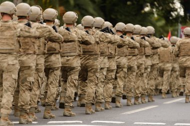 İstanbul, Türkiye - 29 Ekim 2021: Türk askerleri 29 Ekim Cumhuriyet Günü 'nde tüfekli geçit töreninde. İstanbul 'da editör çekimi.