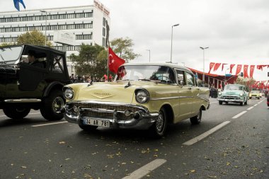 İstanbul, Türkiye - 29 Ekim 2021: Sarı 1955 Chevrolet 210, 29 Ekim 'de Türkiye Cumhuriyeti günü, klasik otomobil geçit töreni anı.