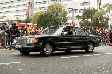 İstanbul, Türkiye - 29 Ekim 2021: Türkiye Cumhuriyeti bayramında siyah bir Mercedes-Benz klasik otomobilinin yan görüntüsü.