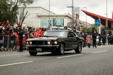 İstanbul, Türkiye - 29 Ekim 2021: Siyah 1965 model Ford Mustang GT 350 klasik otomobilin 29 Ekim 'de Türkiye Cumhuriyeti günü, Klasik otomobil geçit töreni anı.