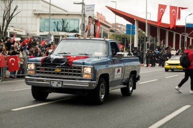 İstanbul, Türkiye - 29 Ekim 2021: Türkiye Cumhuriyeti bayramında 1980 'lerde üretilen Chevrolet Silverado pikapının yan görüntüsü.