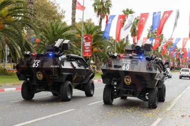 İstanbul, Türkiye - 29 Ekim 2021: Özel harekat polislerinin zırhlı araçları 