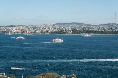 İstanbul, Türkiye - 30 Ekim 2021: İstanbul Boğazı sahnesi ve feribot. İstanbul 'da editör fotoğrafı.