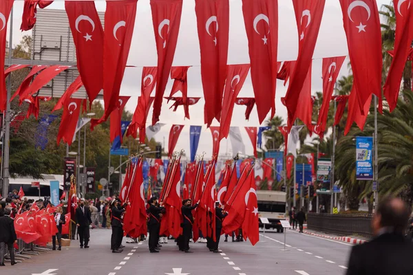 2021年10月29日 土耳其伊斯坦布尔 人们举着土耳其国旗庆祝10月29日共和国日 编辑在伊斯坦布尔拍摄 — 图库照片