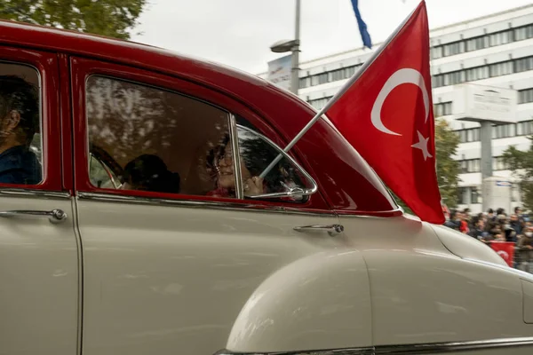 Istanbul Turkey October 2021 Woman Holding Turkish Flag Window Old — Stock Photo, Image