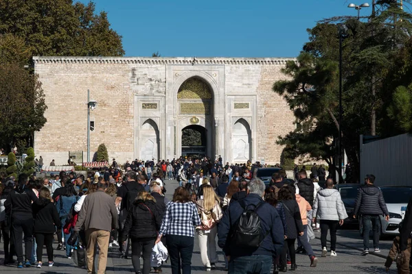 İstanbul, Türkiye - 30 Ekim 2021: Topkapı saray kapısından giren çıkan kalabalık. İstanbul 'da editör çekimi.