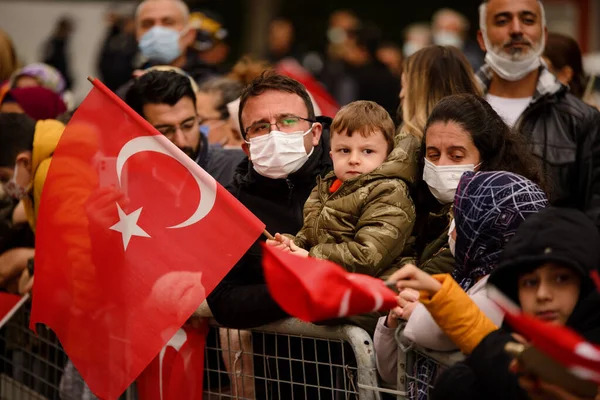トルコのイスタンブール 2021年10月29日 トルコ共和国の日を祝うためにトルコの国旗を掲揚する小さな男の子 イスタンブールでの編集撮影 — ストック写真