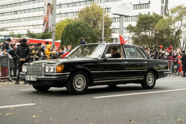 Stanbul Türkiye Ekim 2021 Türkiye Cumhuriyeti Bayramında Siyah Bir Mercedes — Stok fotoğraf