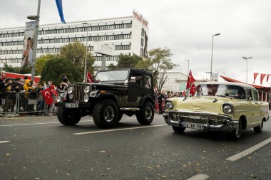 İstanbul, Türkiye - 29 Ekim 2021: Sarı 1955 Chevrolet 210 ve Jeep marka klasik SUV arabası 29 Ekim 'de Türkiye Cumhuriyet Günü, Klasik otomobil geçit töreni anı.
