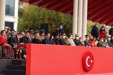 İstanbul, Türkiye, 29 Ekim 2021: İstanbul Belediye Başkanı Ekrem mamoğlu, İstanbul Valisi Ali Yerlikaya ve 1. Ordu Komutanı Korgeneral Kemal Yeni ve eşleri, 29 Ekim Türkiye Cumhuriyet Günü 