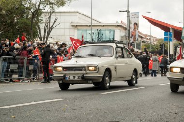 İstanbul, Türkiye - 29 Ekim 2021: 1967 'de üretilen bir Anadol beyaz otomobilin yan görüntüsü. Antika otomobil federasyonu. İstanbul 'da Editör Vuruldu.