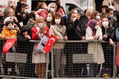 İstanbul, Türkiye - 29 Ekim 2021: Türkiye Cumhuriyeti bayrağını 29 Ekim 'de kutlayan insanlar. İstanbul 'da editör çekimi.