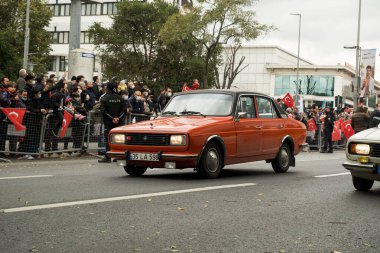 İstanbul, Türkiye - 29 Ekim 2021: Türkiye cumhuriyet bayramında 1967 yılında üretilen Anadol kırmızı otomobilinin yan görünümü.