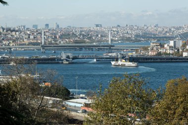 İstanbul, Türkiye - 30 Ekim 2021: İstanbul Boğazı sahnesi ve Golden Horn Köprüsü ve Galata Köprüsü. İstanbul 'da editör fotoğrafı.