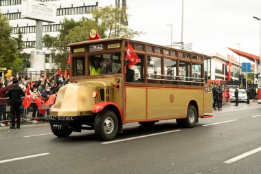 İstanbul, Türkiye - 29 Ekim 2021: Türkiye Cumhuriyeti bayramında 1927-1992 yılları arasında kullanılan 61B model Renault Scemia yolcu otobüsünün yan görünümü.