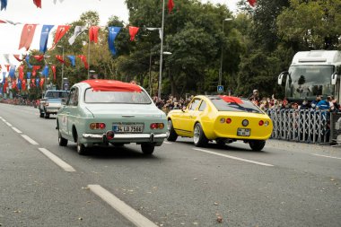 İstanbul, Türkiye - 29 Ekim 2021: 1967-1973 yılları arasında Türkiye Cumhuriyeti bayramında üretilen iki Anadol marka otomobilin arka görünümü.