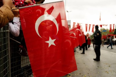 İstanbul, Türkiye - 29 Ekim 2021: Cumhuriyet Günü 'nün 29 Ekim' inde Türkiye Cumhuriyeti bayrağını taşıyan insanlar.