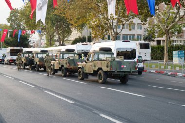 İstanbul, Türkiye - 29 Ekim 2021: Askeri araçlar ve askerler 29 Ekim Cumhuriyet Günü için yola çıktı. İstanbul 'da editör çekimi.