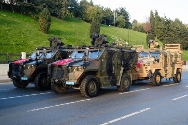 İstanbul, Türkiye - 29 Ekim 2021: Türk bayrağı taşıyan jandarma zırhlı araçlarının yan görünümü.