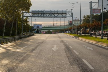 İstanbul, Türkiye - 29 Ekim 2021: İstanbul 'daki boş yol ve reklam panosu. Türkiye 'nin Cumhuriyet Günü nedeniyle yollar kapalı.