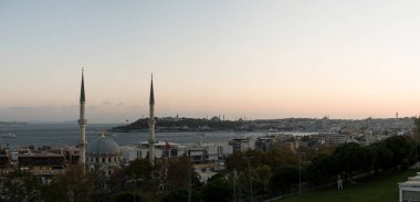 İstanbul, Türkiye - 30 Ekim 2021: İstanbul 'un Karaköy' den panoramik görüntüleri. Ayasofya, Mavi Cami Sultanahmet ve Topkapı Sarayı silueti. İstanbul 'da editör fotoğrafı.