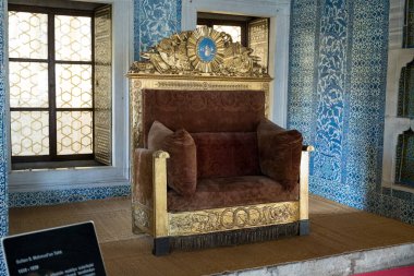 İstanbul, Türkiye - 30 Ekim 2021: 30. Osmanlı Sultanı Mahmud II 'nin Tahtı. İstanbul 'da editör çekimi.