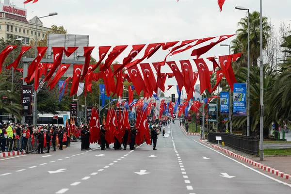 トルコのイスタンブール 2021年10月29日10月29日共和国の日を祝うためにトルコの国旗を掲揚する人々 イスタンブールでの編集撮影 — ストック写真