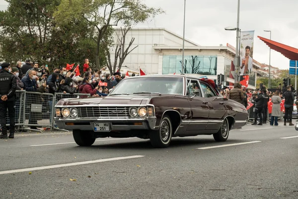 İstanbul, Türkiye - 29 Ekim 2021: Kahverengi 1956 Chevrolet impala 'nın 29 Ekim' de Türkiye cumhuriyet gününde ön görünümü, klasik otomobil geçit anı.