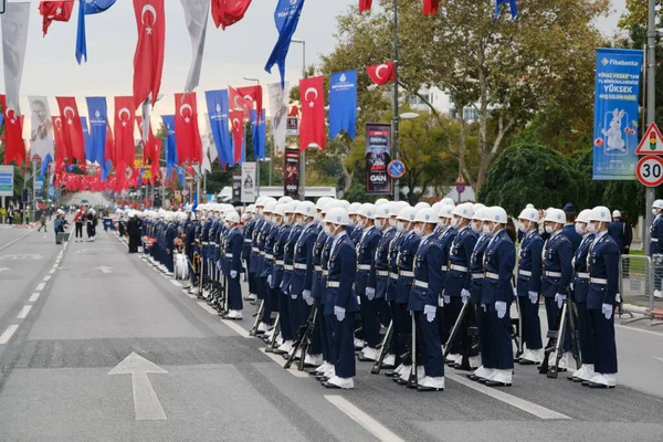 トルコのイスタンブール 2021年10月29日 10月29日共和国の日に学生警察チームパレードが行われます 編集はヴァタン通りファティイスタンブールトルコで撮影 — ストック写真