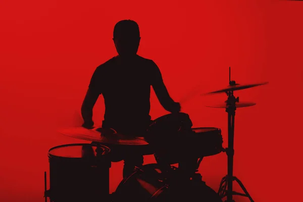 Silueta Joven Tocando Batería Sobre Fondo Rojo —  Fotos de Stock