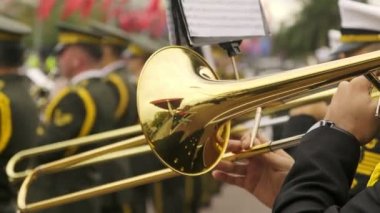 29 Ekim 2021 'de Türkiye Cumhuriyet Günü kutlamalarında trombon çalan bir askeri bando üyesinin video görüntülerini kapatın. Diğer müzik ise arka plandaki insanları canlandırıyor.