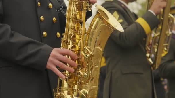 Närbild Video Inspelning Militär Bandmedlem Saxofon Spelar Person Firandet Republikens — Stockvideo