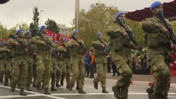 2021年10月29日 土耳其伊斯坦布尔 10月29日土耳其共和国日 土耳其士兵手持步枪走上锁步游行 — 图库视频影像