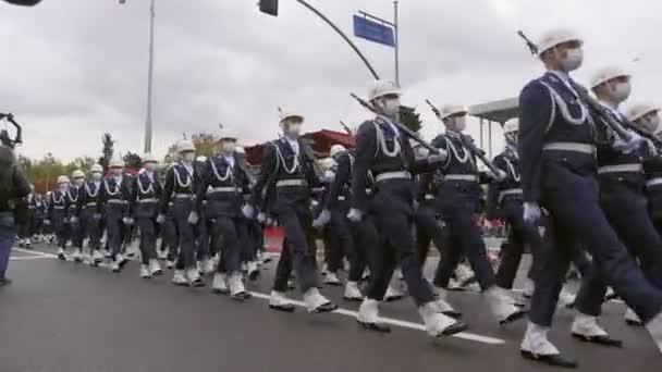 이스탄불 2021 군인들 퍼레이드를 행진을 — 비디오