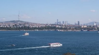 İstanbul, Türkiye - 30 Ekim 2021: İstanbul Boğazı sahnesi ve feribot. İstanbul 'da editör fotoğrafı.