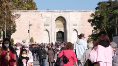 İstanbul, Türkiye - 30 Ekim 2021: Topkapı saray kapısından giren çıkan kalabalık. İstanbul 'da yayın görüntüleri.