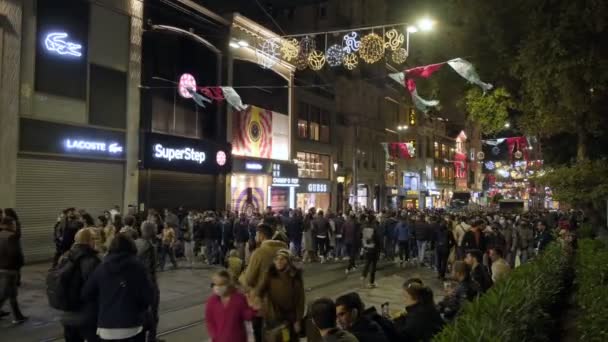 Stanbul Türkiye Ekim 2021 Gece Stiklal Caddesi Nde Yürüyen Insanlar — Stok video