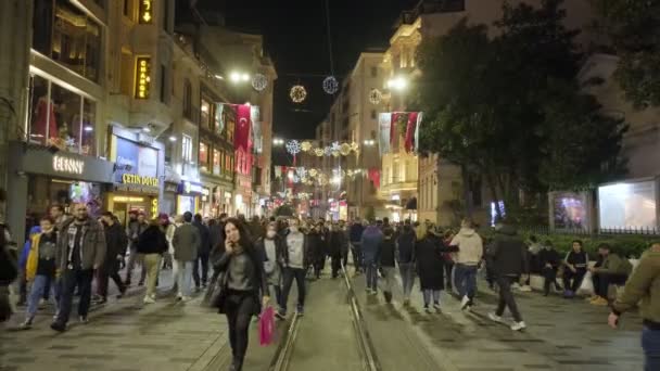 土耳其伊斯坦布尔 2021年10月30日 人们夜间在伊斯坦布尔Istiklal街散步 — 图库视频影像