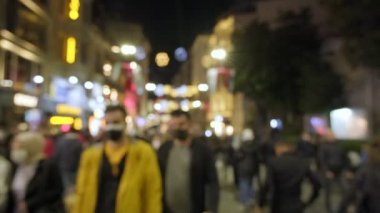 Gece Taksim Beyoğlu İstanbul 'da Istiklal Caddesi' nde yürüyen odaksız insanlar 