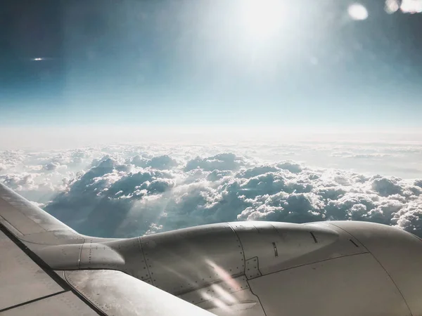 Vista Céu Por Cima Das Nuvens Motor Avião Tiro Janela — Fotografia de Stock