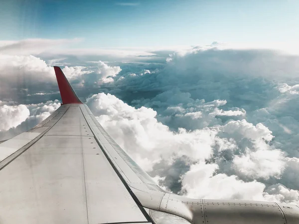 Widok Nieba Góry Chmur Skrzydła Samolotu Strzał Okna Samolotu — Zdjęcie stockowe