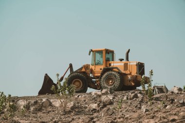 Cibuti, Cibuti - 21 Mayıs 2021: Cibuti 'deki taşlı zeminde park halindeki bir Volvo dozerinin yan görüntüsü. Cibuti 'de editör fotoğrafı