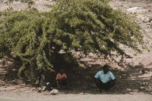 Djibouti Djibouti Mayo 2021 Hombre Djibouti Sus Dos Hijos Están —  Fotos de Stock