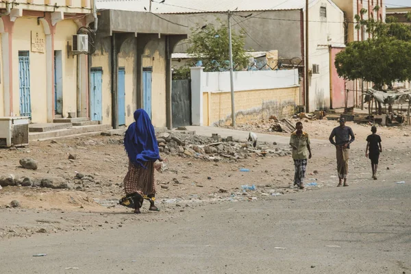 Djibouti Djibouti Mayo 2021 Una Mujer Djibouti Tres Hombres Vestidos —  Fotos de Stock