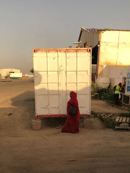 Djibouti Djibouti Mayo 2021 Una Mujer Djibouti Que Camina Vestida —  Fotos de Stock
